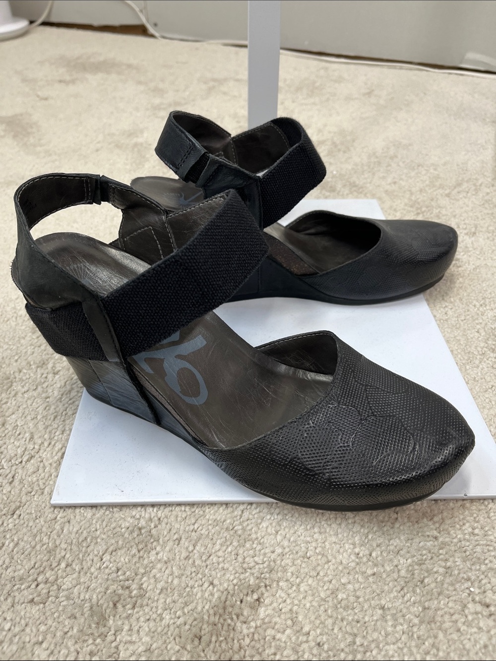 OTBT Black Textured Closed-Toe Slingback Wedge Heels Women’s 10